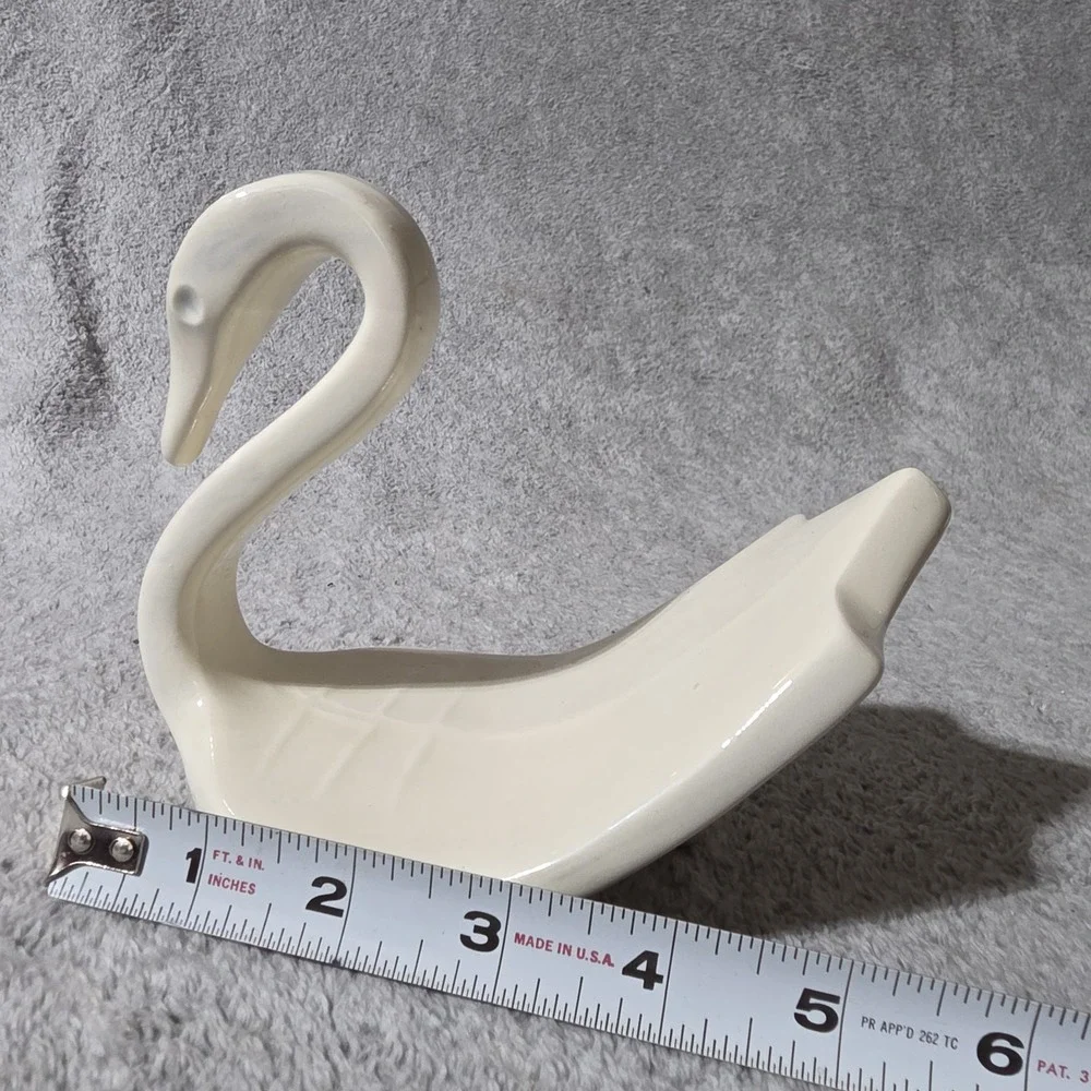Vintage White Sean Ceramic Soap Or Towel Holder